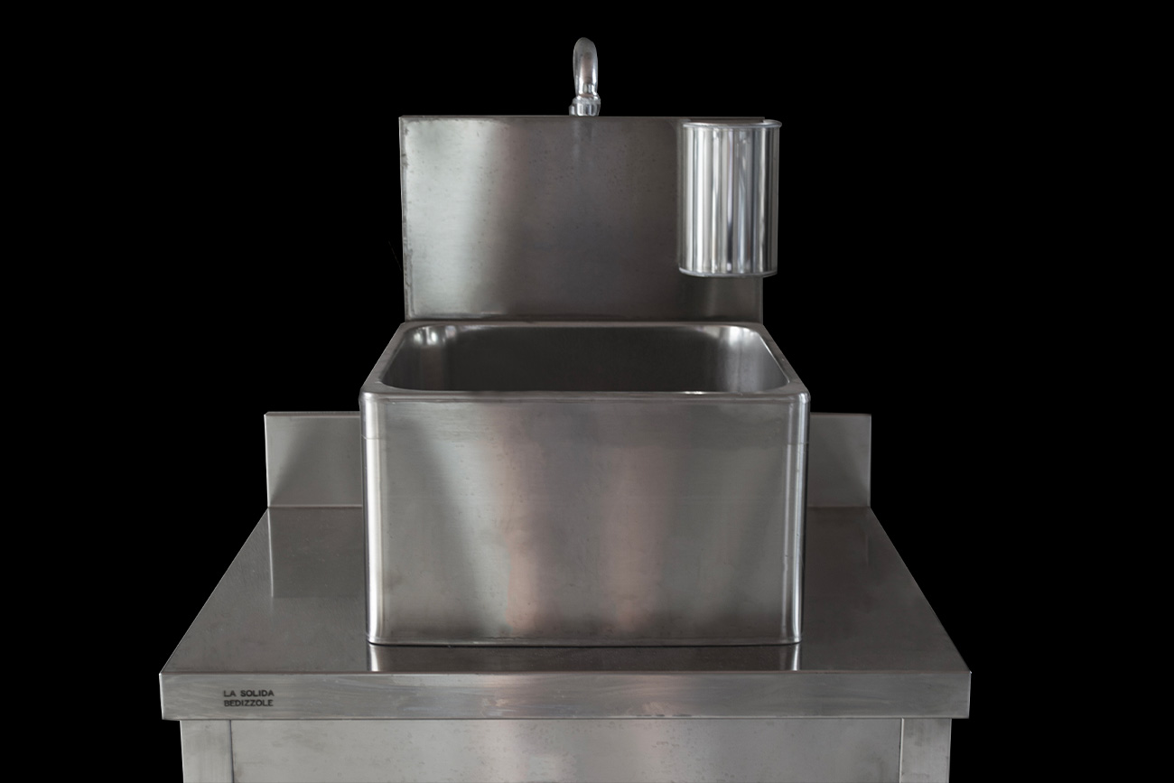 Lavandino a ginocchio con miscelatore